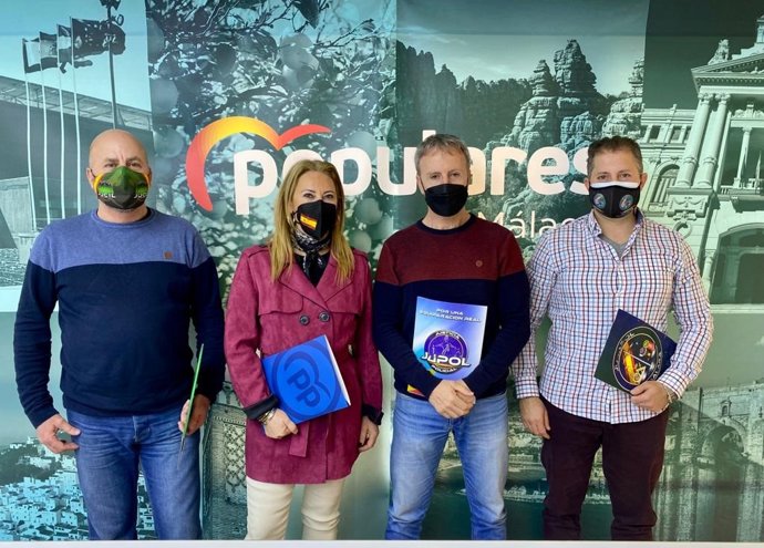 La diputada nacional por el PP de Málaga Carolina España junto con representantes de los sindicatos Jupol y Jucil en la provincia