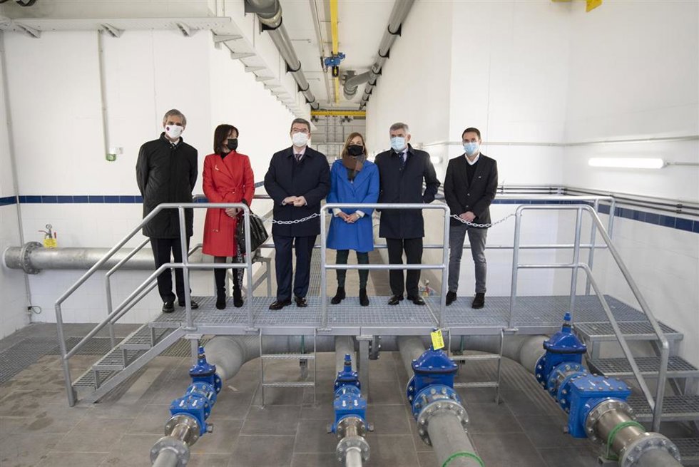 Alcaldes de Bilbao, Derio, Zamudio y Sondika y el presidente Consorcio de Aguas en el nuevo depósito de Artxanda