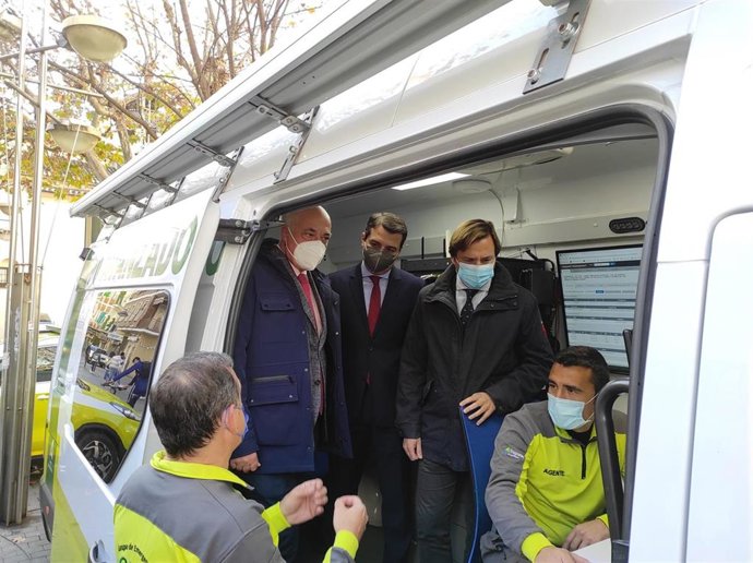 Ruiz (primero por la izda.), Bellido (centro) y Repullo, en un vehículo del 112.