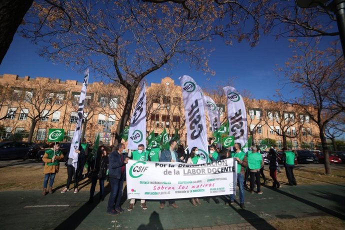 CSIF protesta por la "dignificación" del profesorado andaluz, que "en un 94% de los casos siente su labor no reconocida"