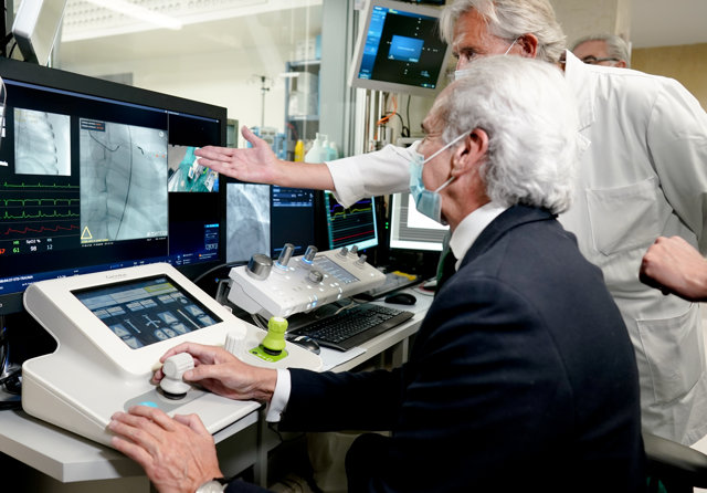 Enrique Ruiz Escudero en su visita al Hospital Gregorio Marañón