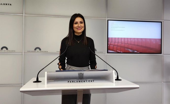 La diputada del PP en el Parlament Lorena Roldán en rueda de prensa en la Cámara catalana