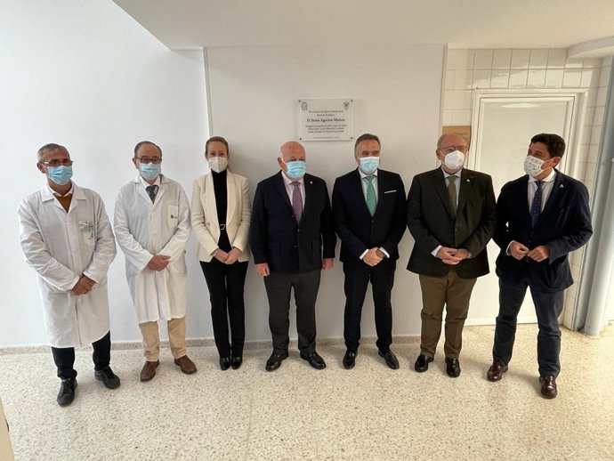 El consejero de Salud y Familias, Jesús Aguirre, en el centro de salud de La Palma del Condado.
