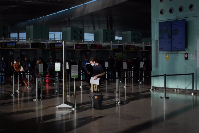 Archivo - Un hombre con una maleta en el aeropuerto de El Prat