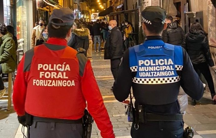 Agentes de la Policía Foral y de la Policía Municipal de Pamplona.