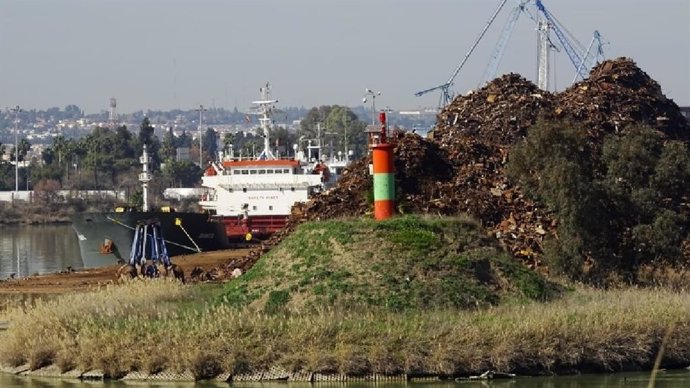 Barco con residuos tóxicos denunciado por Ecologistas en Acción en la Guardia Civil.