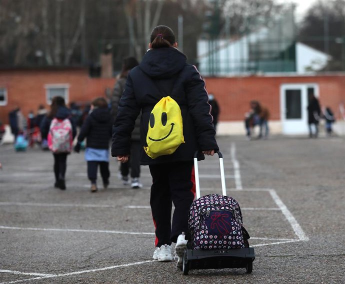 Archivo - Una niña a su llegada al primer día de clase presencial tras la Navidad, foto de recurso  
