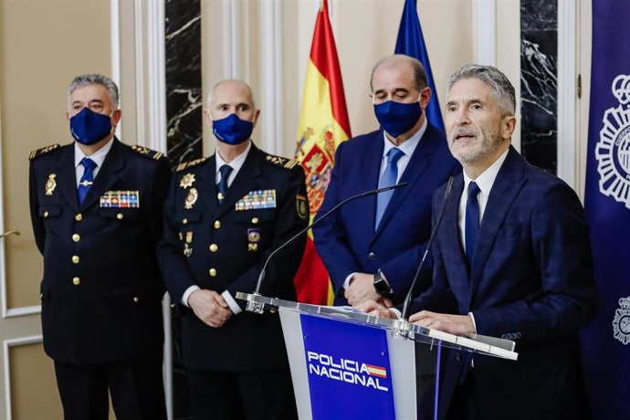 El ministro del Interior, Fernando Grande-Marlaska (d), en una rueda de prensa en la Dirección General de la Policía