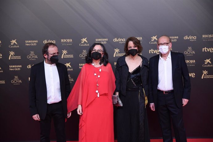 La productora, Chelo Loureiro (2i), con el resto del equipo de su película de animación nominada 'Valentina', posan en el photocall de la 36 gala de los Premios Goya