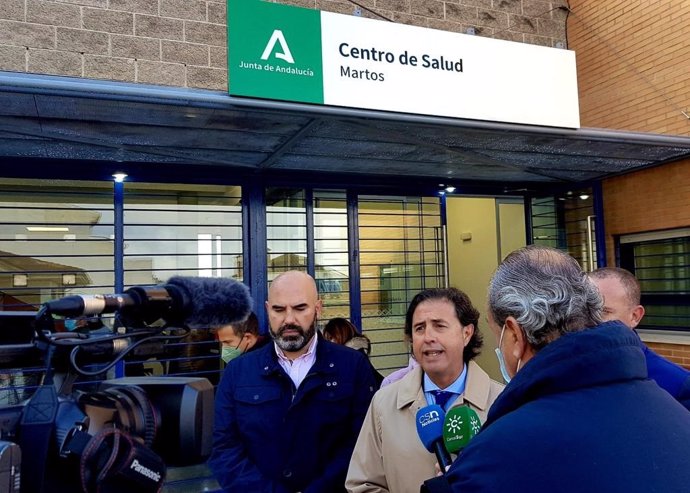 El diputado autonómico de Vox por Jaén, Benito Morillo, este lunes en Martos (Jaén) ante un centro de salud dentro de la campaña de su partido 'Salud No responde'.