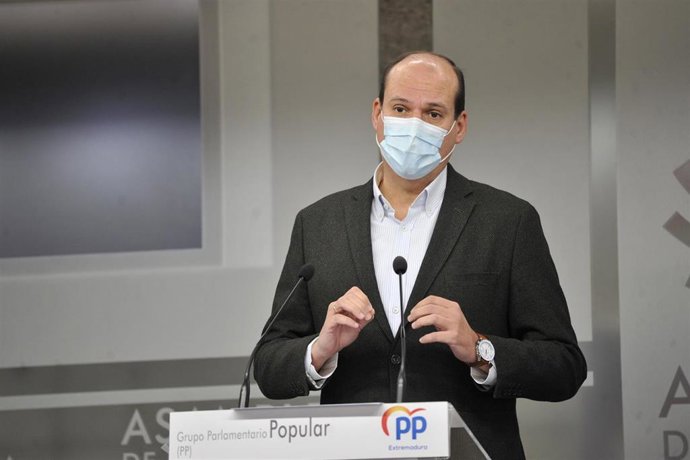 Imagen de archivo del portavoz adjunto del Grupo Popular en la Asamblea de Extremadura, Luis Alfonso Hernández Carrón, en rueda de prensa