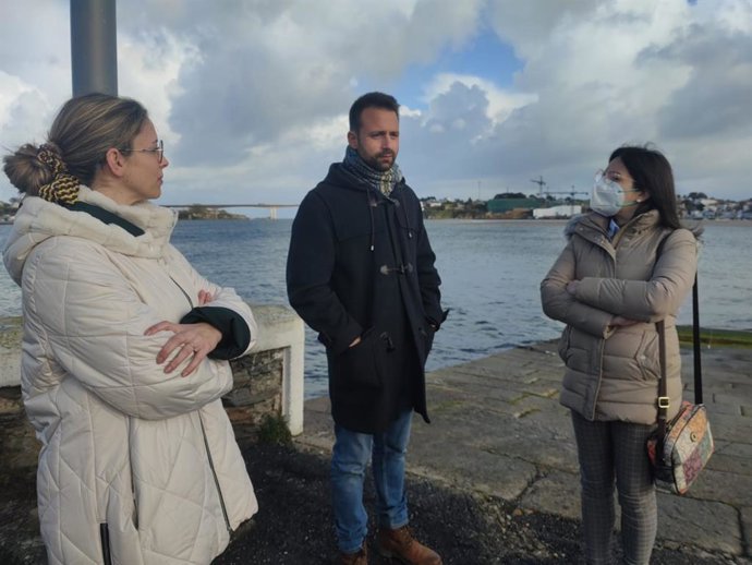 El diputado regional del PP, Álvaro Queipo,  en el puerto de Castropol junto a la portavoz popular en este municipio, María Nazaret López, y la también edil Begoña Méndez.
