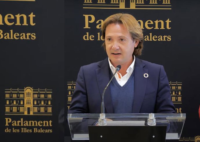 El portavoz parlamentario del grupo Vox-Actúa Baleares, Jorge Campos, en rueda de prensa.
