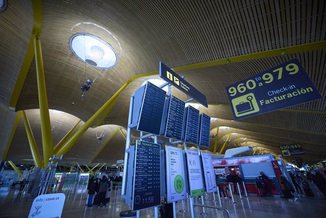 Archivo - Varios paneles de salidas en el aeropuerto Adolfo Suárez, Madrid-Barajas, a 5 de enero de 2022, en Madrid (España).  
