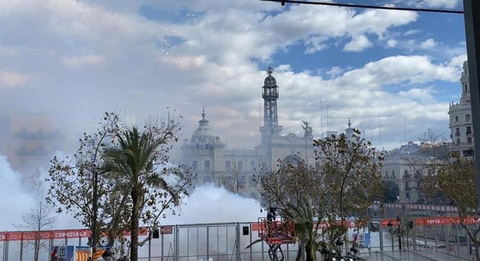 Archivo - Imagen de archivo de una 'masclet' fallera en la Plaza del Ayuntamiento de Valncia. 