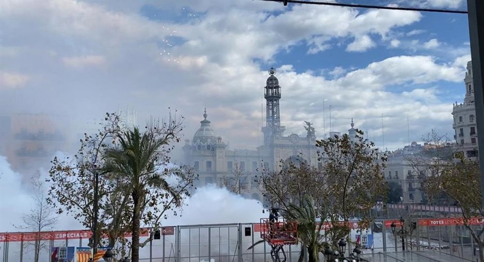 Archivo - Imagen de archivo de una 'masclet' fallera en la Plaza del Ayuntamiento de Valncia.