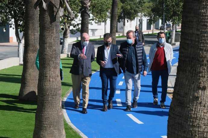 Visita del presidente de la Diputación de Sevilla, Fernando Rodríguez Villalobos, a La Campana.