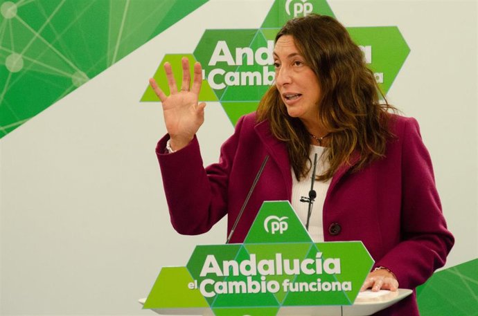 La secretaria general del PP-A, Loles López, en rueda de prensa en Sevilla.