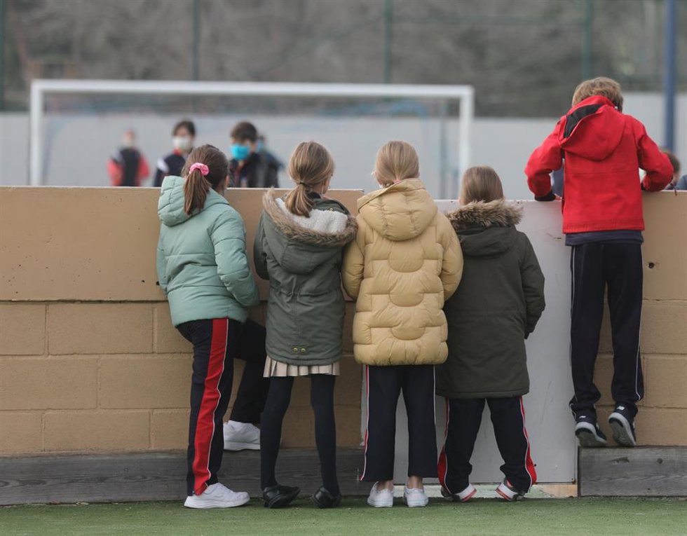 Archivo - Varias niñas juegan en el recreo durante el primer día de clase presencial tras la Navidad, en el Colegio Privado Alameda de Osuna, a 10 de enero de 2022, en Madrid, (España). Más de 8 millones de alumnos de toda España retoman hoy sus clases 