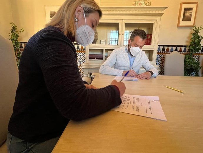 La alcaldesa de Alcalá de Guadaíra (Sevilla), Ana Isabel Jiménez, y el presidente de la Asociación Alcalareña de Carnaval, Sergio Palomo, han firmado la renovación del convenio de colaboración.
