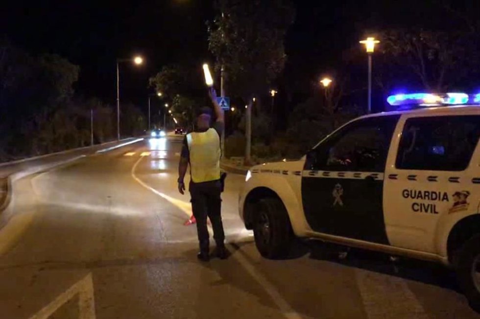 Un agente de la Guardia Civil en un control. Archivo.