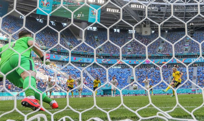 Archivo - 18 June 2021, Russia, Saint Petersburg: Sweden's Emil Forsberg scores his side's first goal from a penalty kick during the UEFAEuro 2020 Group E soccer match between Sweden and Slovakia at the Krestovsky Stadium. Photo: Igor Russak/dpa
