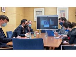 El conseller de Empresa y Trabajo de la Generalitat, Roger Torrent, se reúne con el representante de la Comisión Europea en Barcelona, Manuel Szapiro