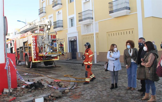 La presidenta de la Diputación de Huelva, María Eugenia Limón, en su visita a las naves afectadas en el incendio de este domingo en Isla Cristina (Huelva).