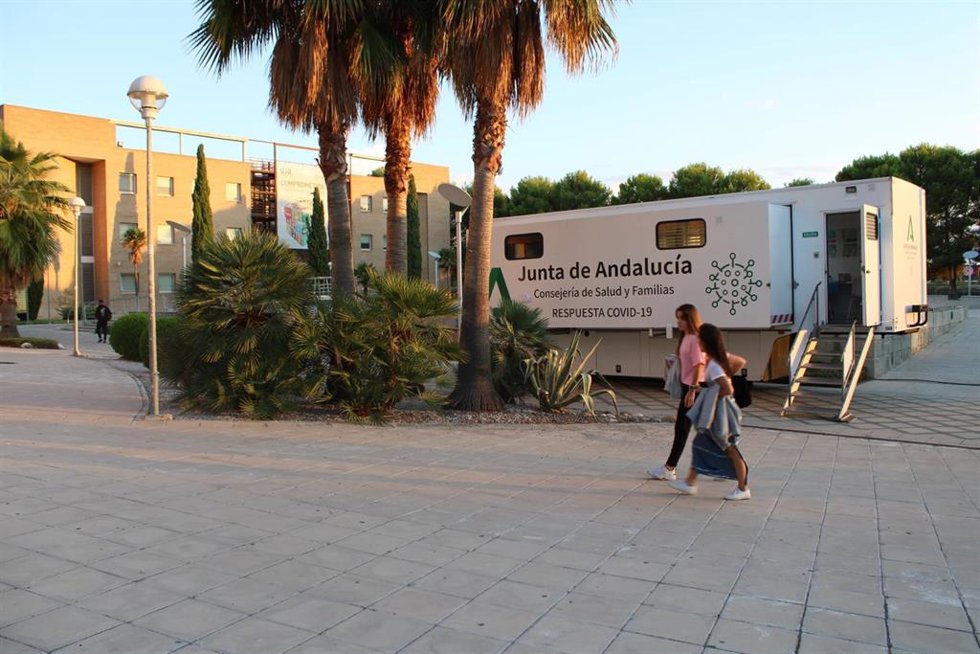 Archivo - Unidad móvil covid en el Campus La Lagunillas.