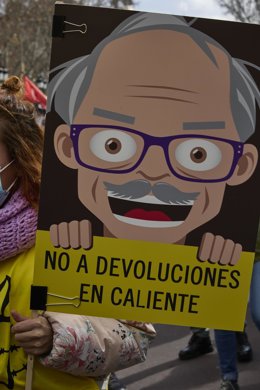 Una pancarta que reza 'No a devoluciones en caliente' en una manifestación contra la ley mordaza