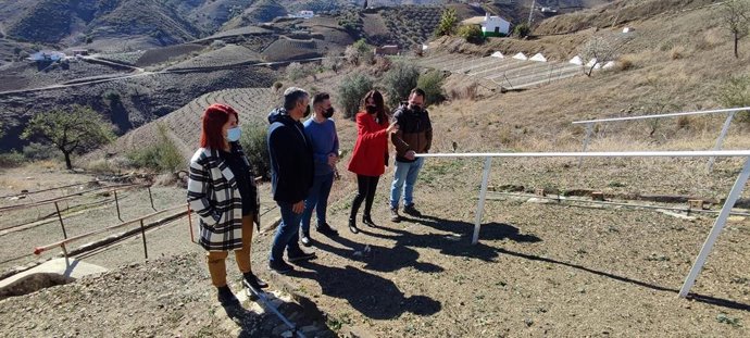 La delegada territorial de Turismo de la Junta en Málaga, Nuria Rodríguez, visita Almáchar, junto al alcalde y otros miembros de la corporación.