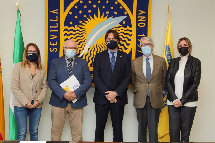 El rector de la Pablo de Olavide, Francisco Oliva, en el centro de la imagen, tras la firma del convenio con los representantes del Consejo Regulador de las IGP Manzanilla y Gordal de Sevilla.