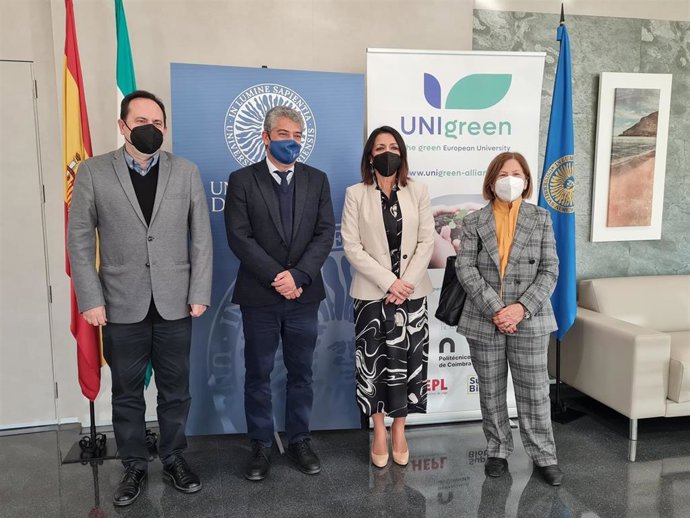 La presidenta del Parlamento de Andalucía, Marta Bosquet, junto al rector de la UAL, Carmelo Rodríguez.