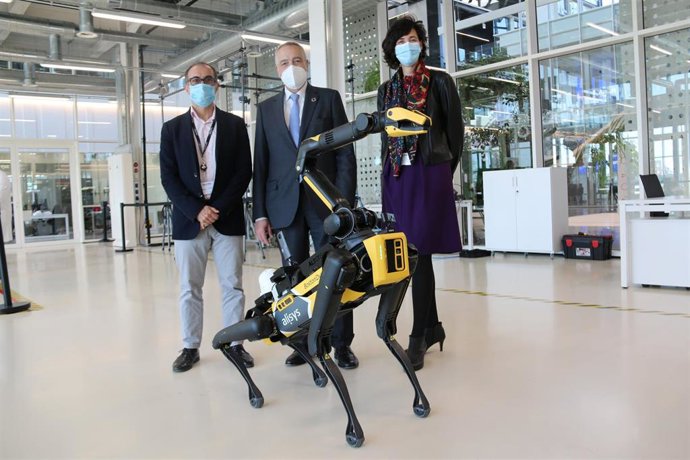 El Director General de Alisys, Eduardo Gómez de Tostón; el delegado especial del Estado en el CZFB, Pere Navarro, y la directora de Desarrollo de Negocio de Alysis, Jorgina Díaz