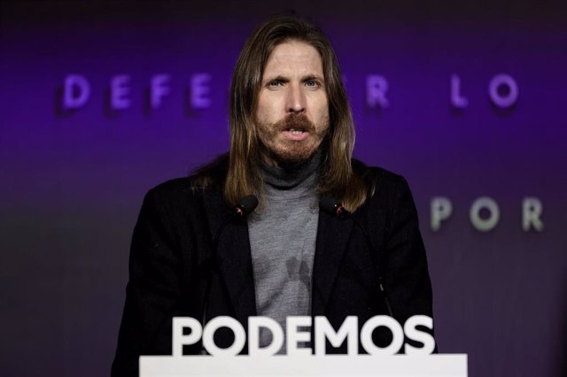 El portavoz de Unidas Podemos, Pablo Fernández, ofrece una rueda de prensa, en la sede de Unidas Podemos, a 14 de febrero de 2022, en Madrid (España). 
