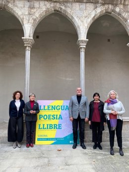 Presentación del ciclo 'Llengua  Poesia  Llibre'  con el dtor.De los Servicios Territoriales de Cultura de Girona Josep Calataiud y la pta.De Amics de la Unesco de Girona Dolors Reig