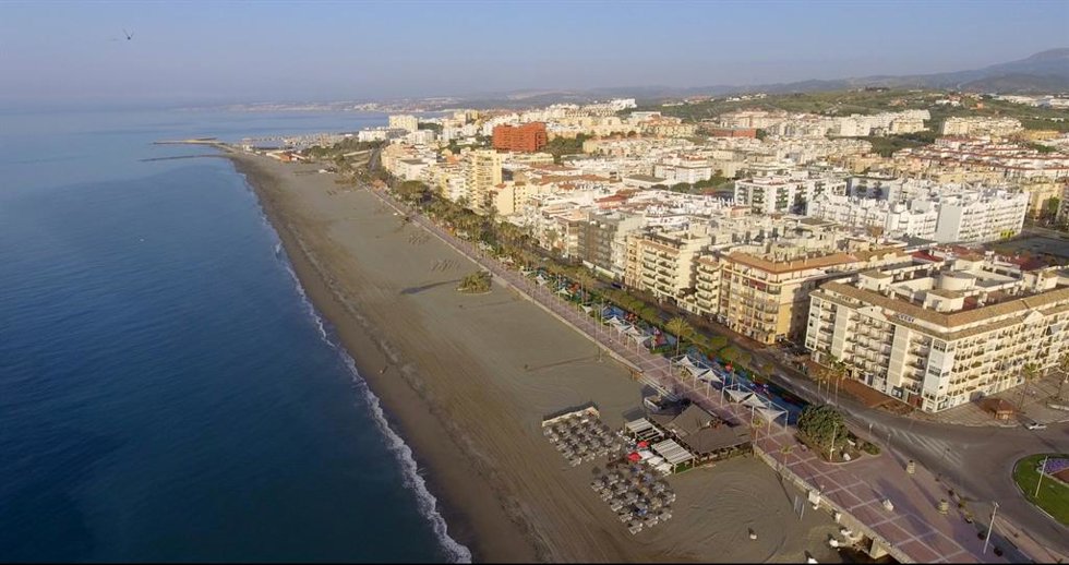 Archivo - Vista de la avenida de España de Estepona, donde se proyecta un nuevo aparcamiento subterráneo  