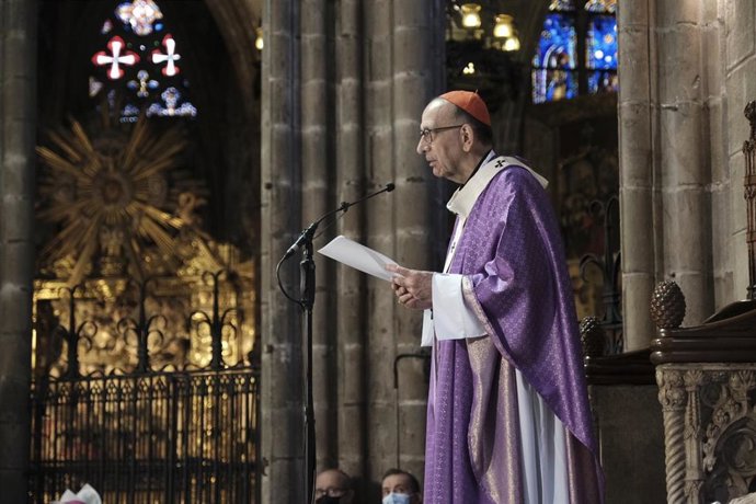 El arzobispo de Barcelona, el cardenal Juan José Omella, oficia el funeral por el obispo auxiliar Antoni Vadell
