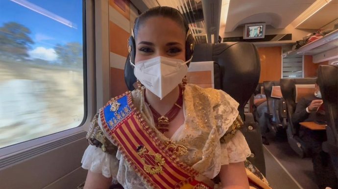 La Fallera Mayor de Valencia, Carmen Martín, en un tren