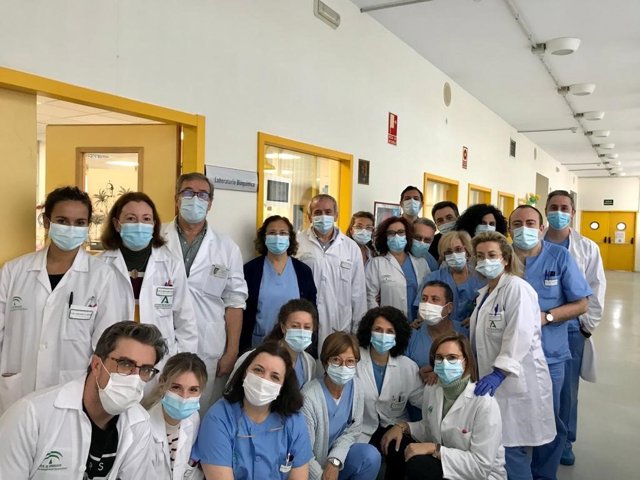Profesionales del laboratorio del hospital de Linares.