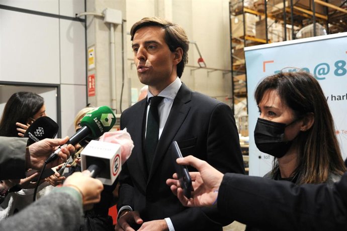Archivo - El vicesecretario de Comunicación del Partido Popular, Pablo Montesinos, responde a los medios durante una visita a Total Safe Pack, a 26 de noviembre de 2021, en L'Hospitalet de Llobregat, Barcelona, Catalunya, (España). 