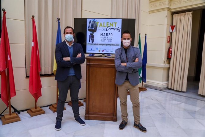 Luis Verde, concejal de Juventud en Málaga, y el humorista malagueño Tomás García presentan 'Talent comedy', concurso de monólogos para jóvenes