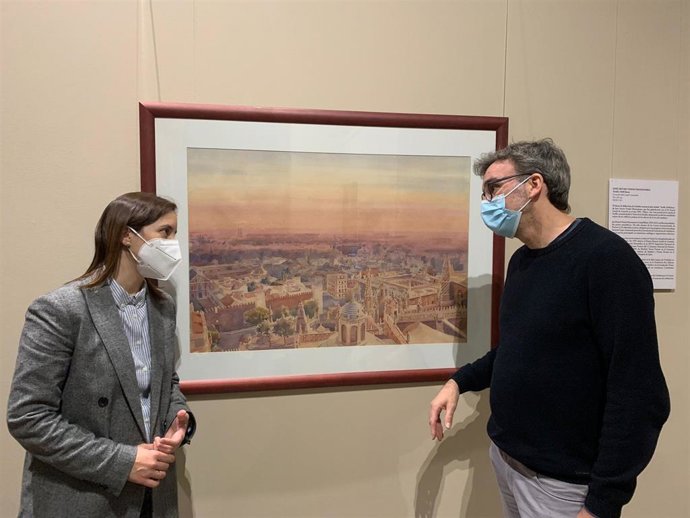 La delegada de Cultura y Patrimonio Histórico, Cristina Casanueva, junto a la obra de Visedo Manzanares.