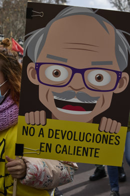 Una pancarta que reza 'No a devoluciones en caliente' en una manifestación contra la ley mordaza, a 13 de febrero de 2022, en Madrid (España). La protesta ha sido convocada por Amnistía Internacional  para llamar al conjunto de la sociedad a defender el