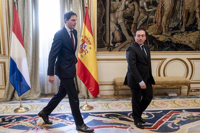 El ministro de Asuntos Exteriores, Unión Europea y Cooperación, José Manuel Albares (d), recibe a su homólogo, el Ministro de Asuntos Exteriores de los Países Bajos, Wopke Hoekstra (i), en el Palacio de Viana, a 14 de febrero de 2022, en Madrid (España)