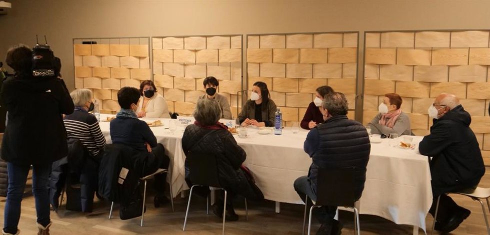 La portavoz nacional del BNG, Ana Pontón, junto a la viceportavoz, Olalla Rodil, y otros cargos del BNG y familiares y personas mayores vinculadas a la reclamación de una "vejez digna"