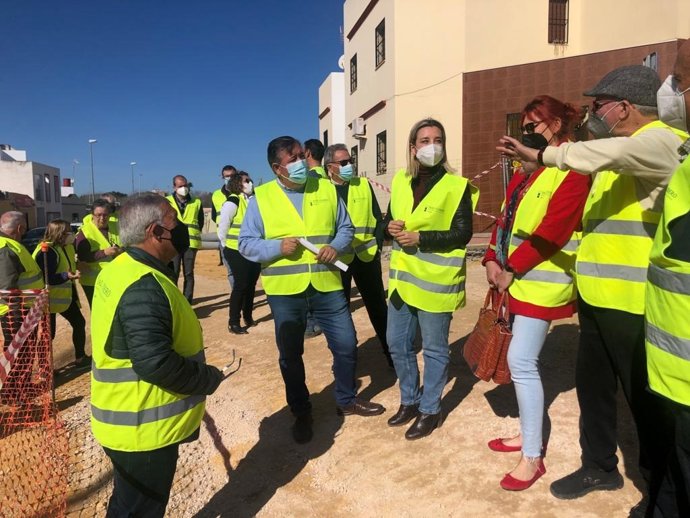 La alcaldesa de Alcalá de Guadaíra, Ana Isabel Jiménez, ha visitado la última fase de las obras que aportarán más seguridad en la vía y espacios más amables para el peatón.