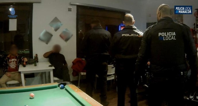 La Policía Local y la Policía Nacional en Manacor, durante una inspección en un local del municipio.