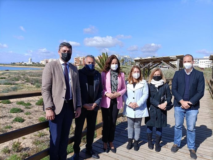 La delegada territorial de Turismo de la Junta en Huelva, María Ángeles Muriel,  ha visitado Isla Cristina para informar sobre las subvenciones para la recuperación del litoral.