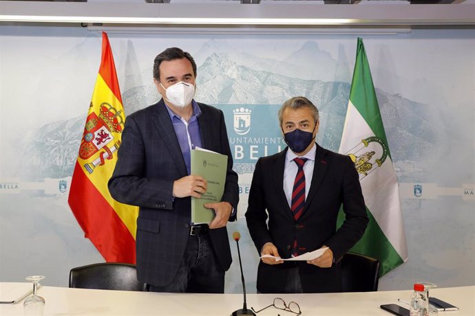 El concejal de Personal y Seguridad del Ayuntamiento de Marbella (Málaga), José Eduardo Díaz, junto con  el portavoz municipal, Félix Romero, en rueda de prensa